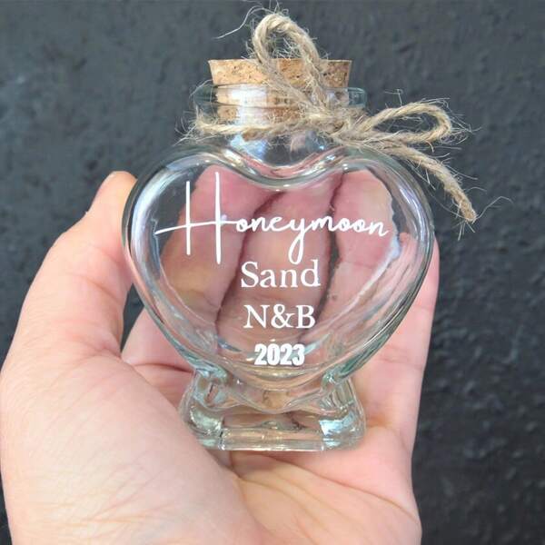 1 pièce Bouteille en forme de cœur de sable de lune de miel personnalisée - peut personnaliser le nom et l'année, avec un simple bouchon en liège, idéal comme souvenir de mariage, cadeau de fiançailles, cadeau pour une baby shower, décoration pour une fête de plage