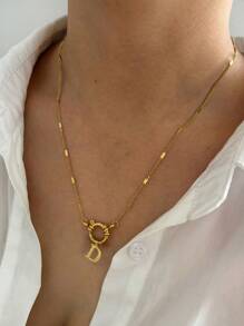 Ein zarter Edelstahl A-Z Halskette mit 26 englischen Initialen und einem 8-förmigen Federklappverschluss ist ein modischer Damenschmuck. Es ist ein schönes Urlaubsgeschenk für Freunde, Familie und Geliebte! Eine Halskette, die sich für den täglichen Lässig-Stil eignet.