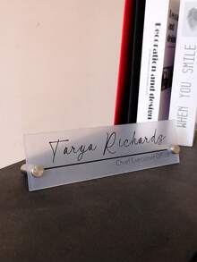 1/2 piezas Placa de nombre de escritorio personalizada de acrílico con soporte de acero inoxidable, fuente mate personalizada para decoración de escritorio - Excelente para graduación y regalos - No se requiere energía para su uso, regalo del Día del Padre, regalo del Día de la Madre, regalo del Día de San Valentín, regalo de boda, regalo de cumpleaños, para ella/él, mejor amiga, amigo, pareja, novia, novio, esposo, esposa, papá, mamá, abuelo, abuela, colega, familia, armonía del hogar, hogar y vida, ambiente navideño del hogar, recuerdos, reutilizable, adorable, de alta calidad, decoración de oficina, vida elegante, artículos del hogar - Estilo A - Ver 6