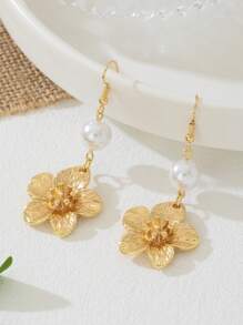 1 paire de boucles d'oreilles élégantes et élégantes en style rétro coréen avec faux perles et pendentif floral à 5 pétales. Cadeau de mariage romantique, convenant pour les sorties, les mariages et le port quotidien