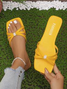 Women's 2025 Summer New Fashion Simple Cross Strap Rhinestone Twisted Foil Flat Sandals, Comfortable Non-Slip Suitable For Outdoor, Beach, Vacation And Daily Wear