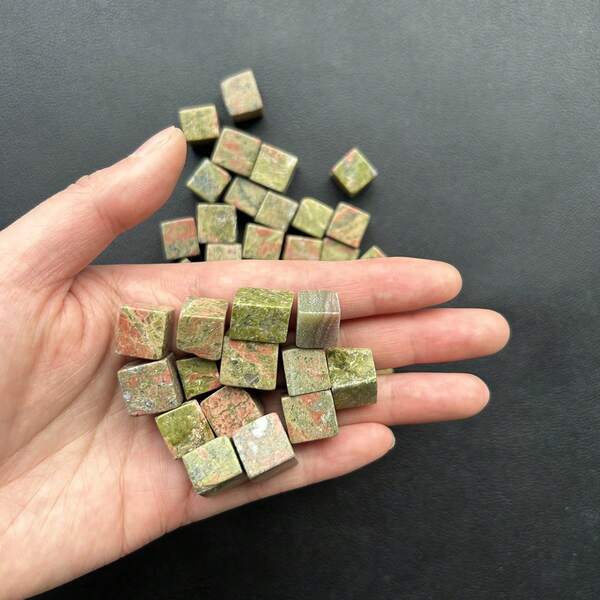 200g natürliche grüne zerkleinerte Steine, geeignet als Füllmaterial für Pflanztöpfe, Vasen, Aquariumdekoration, Garten