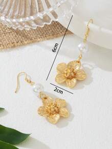 1 paire de boucles d'oreilles élégantes et élégantes en style rétro coréen avec faux perles et pendentif floral à 5 pétales. Cadeau de mariage romantique, convenant pour les sorties, les mariages et le port quotidien