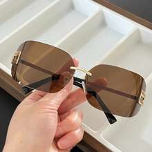 1 Stück modische retro rahmenlose Brillen für Damen mit großen Augen, modischer Brille für Frauen, personalisiert, lässig und vielseitig, geeignet für die Kleidung von Frauen zum Tragen, für Straßenfotografie, Urlaub, Reisen, Strandfahren und andere Anlässe, Preppy-Stil für den Schulanfang, Wickelform, Buchstabendekoration