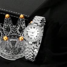 这款时尚休闲的女士石英表套装包含两块腕表，均采用优雅的指针式表盘和罗马数字表盘，并搭配一条同款手链。是情人节或节日派对的理想礼物。 - 銀色 - 查看 3