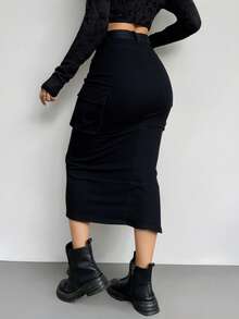 Skirt para mujer en negro, de tela denim, con bolsillos y abertura frontal, ideal para estilos casuales y urbanos