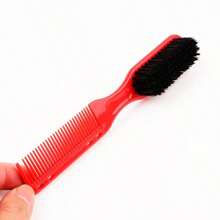 Peigne multifonctionnel pour hommes, brosse à cheveux pour hommes, outils et accessoires capillaires pour hommes, peigne convenant aux hommes. Une brosse à double usage pour la coiffure et la mise en forme de la barbe, avec un design de peigne et de brosse. Un peigne à double usage pour coiffer les cheveux naturels et les sourcils. Outils capillaires, produits capillaires et accessoires pour les essentiels de voyage de salon de coiffure. Outil de mise en forme de la barbe pour hommes, peigne à texture de brosse, outil de coupe de cheveux, peut prendre soin de la barbe et peigner les cheveux