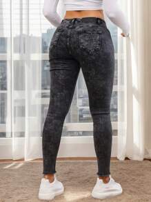 Jeans para mujer en negro desgastado con desgarros, de estilo skinny, ideal para estilos casuales y urbanos