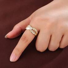 [A Delicate Floral Ring With Zirconia] A Delicate Floral Design Set With Zirconia, Crafted Into A Women's Ring