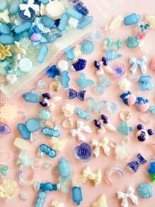 100-120 piezas Conjunto aleatorio con talla grande de una docena de estilos de instalaciones de arte de uñas DIY que incluye moños, conejos, corazones, camelias, rosas, uvas, libélulas, osos, pajaritas, modelos luminosos, modelos de aurora, mariposas, gotas de agua, girasoles, formas de dibujos animados, etc. para decoración de estuches de teléfonos móviles, donde niños y niñas pueden elegir entre una variedad de colores