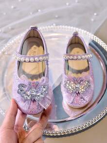 1 双女童软底闪亮水钻蝴蝶公主鞋，时尚百搭，适合日常穿着和装扮