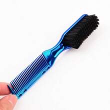 Peigne multifonctionnel pour hommes, brosse à cheveux pour hommes, outils et accessoires capillaires pour hommes, peigne convenant aux hommes. Une brosse à double usage pour la coiffure et la mise en forme de la barbe, avec un design de peigne et de brosse. Un peigne à double usage pour coiffer les cheveux naturels et les sourcils. Outils capillaires, produits capillaires et accessoires pour les essentiels de voyage de salon de coiffure. Outil de mise en forme de la barbe pour hommes, peigne à texture de brosse, outil de coupe de cheveux, peut prendre soin de la barbe et peigner les cheveux