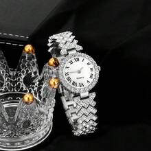 这款时尚休闲的女士石英表套装包含两块腕表，均采用优雅的指针式表盘和罗马数字表盘，并搭配一条同款手链。是情人节或节日派对的理想礼物。 - 銀色 - 查看 2