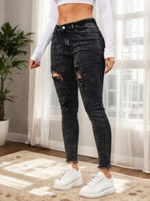 Jeans para mujer en negro desgastado con desgarros, de estilo skinny, ideal para estilos casuales y urbanos
