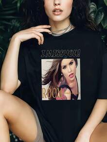 "Moderna camiseta estampada de manga corta y cuello redondo de algodón negro de 180 g para mujer - '¡Te extraño!' Camiseta gráfica con diseño gráfico de habitación único, camiseta informal cómoda para el estilo cotidiano, regalo perfecto para amigos a la moda, lindo y elegante, ligero y transpirable, ropa informal de tela suave, ideal para ropa urbana, trajes de verano: eleva tu guardarropa con esta camiseta estampada imprescindible, agrega personalidad y estilo a cualquier look, ideal para combinar con jeans, pantalones cortos o faldas. - Negro - Ver 1