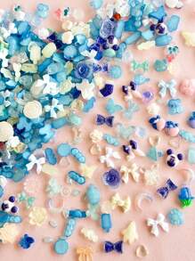 100-120 piezas Conjunto aleatorio con talla grande de una docena de estilos de instalaciones de arte de uñas DIY que incluye moños, conejos, corazones, camelias, rosas, uvas, libélulas, osos, pajaritas, modelos luminosos, modelos de aurora, mariposas, gotas de agua, girasoles, formas de dibujos animados, etc. para decoración de estuches de teléfonos móviles, donde niños y niñas pueden elegir entre una variedad de colores