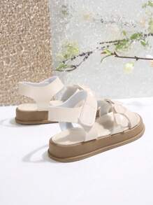 1 par de sandalias planas con correa cruzada y decoración de corazón, de punta abierta, antideslizantes y cómodas, aptas para niñas de 3 a 15 años, para uso casual de playa y vacaciones de verano
