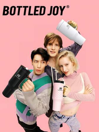 BOTTLED JOY 1.1L (37 ออนซ์) เข้ากันได้กับ  ขวดน้ำสูญญากาศสองชั้นแบบพกพาความจุขนาดใหญ่ของ เหมาะสำหรับบ้าน สำนักงาน กิจกรรมกลางแจ้ง การตั้งแคมป์ การเดินป่า การขับรถ และการเดินทางบนท้องถนน แก้วที่ใช้ซ้ำได้พร้อมฝาปิดและหลอดดูด เหมาะสำหรับทั้งชายและหญิง เหมาะสำหรับวันวาเลนไทน์และของขวัญวันเกิด มีแปรงทำความสะอาดหลอดดูดมาให้ด้วย