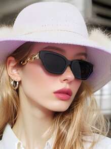 Lunettes de mode forme d'œil de chat pour hommes, petit cadre avec chaîne ajourée. Lunettes de mode convenant pour la protection solaire estivale, les vacances à la plage, les sports de plein air, les fêtes, la conduite, la pêche, le vélo, les achats et la prise de photos. Accessoires pour les vacances d'été à la plage, les activités de plein air et les voyages