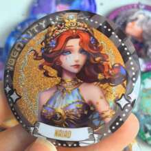 Insignia nueva de 2025 con doble brillo de la 5ª Persona de 58 MM, Embalsamador, Perfumista, Brillo láser, Regalo para fanáticos, parejas, coleccionistas, fiestas, cumpleaños