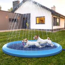 A Pet Water-Spraying Pad Made Of PVC Material, Portable And Foldable, Is Suitable For Various Body Types. It Is A Water-Spraying Pad For Pets That Can Be Used Outdoors For Playing And Splashing Water.