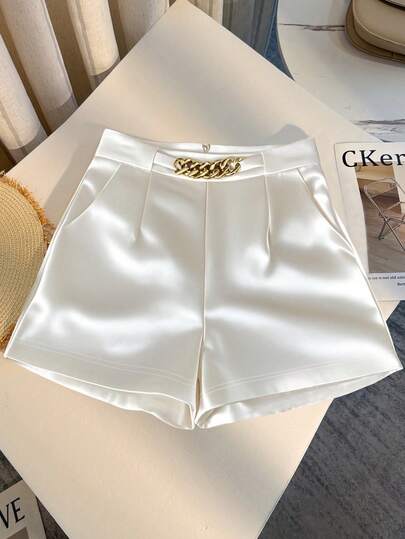 女式亮面纯色缎带腰带拉链口袋休闲高腰短裤，配玫瑰金链条装饰