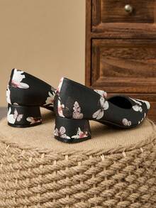 Sapatos femininos de bico e salto baixo, adequados para férias, viagens, compras, atividades ao ar livre, casuais, retrô e sensuais, com estampa floral preta, versáteis e de alta qualidade - Preto - Ver 6