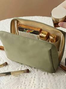 1个口红彩妆收纳包，简约拉链手提包，适合旅行户外收纳。小巧便捷，日常出门必备。