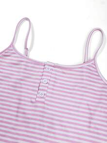 女士简约时尚休闲日常百搭条纹针织面料前开扣吊带背心，适合外出、约会、家居服和派对