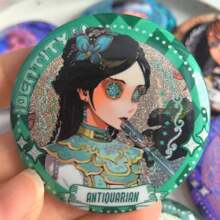 Insignia nueva de 2025 con doble brillo de la 5ª Persona de 58 MM, Embalsamador, Perfumista, Brillo láser, Regalo para fanáticos, parejas, coleccionistas, fiestas, cumpleaños