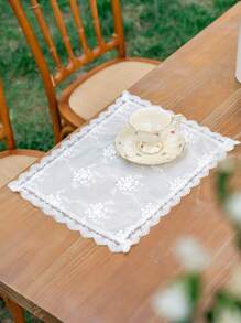 1pc White 3D Embroidery Placemat, Non-Slip, Dustproof, Suitable For Dining Table, Coffee Table And Other Desktops, Fashionable Decoration