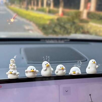 6 件随机款式可爱鸭子汽车装饰 - 高档树脂仪表盘装饰，为内饰增添时尚感