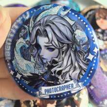 Insignia nueva de 2025 con doble brillo de la 5ª Persona de 58 MM, Embalsamador, Perfumista, Brillo láser, Regalo para fanáticos, parejas, coleccionistas, fiestas, cumpleaños