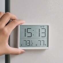 Reloj despertador digital mini con medición de temperatura, humedad del aire, hora, sonido de alarma, con imanes y ventosa, pantalla LCD para pared, 12/24H, a pilas