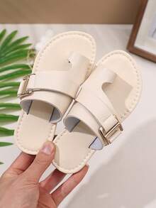1 Pair Cream Plus Size Toddler Girls' Fashion Flat Slippers, Solid Color PU Patchwork Material With Shiny Metal Buckle Decor, Round Toe Non-Slip Luxury Noble Style Cute Roman Beach Sandals, Suitable For 3-15 Years Old Boys & Girls, Casual, Party, Travel, Beach Wear, Spring/Summer 2025 - View 5