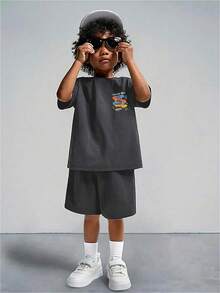 男童滑板图案印花短袖T恤和短裤