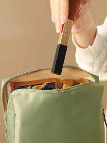 1个口红彩妆收纳包，简约拉链手提包，适合旅行户外收纳。小巧便捷，日常出门必备。