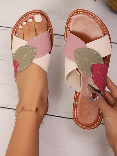 Nuevas sandalias planas de moda, diseño de hoja fresca con correa cruzada, estilo casual dulce para el campus y el picnic al aire libre, combinación de colores rosa y blanco