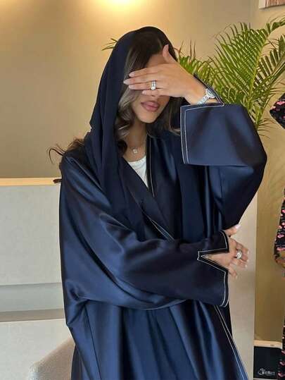 一件女士纯色简约开襟长袍，优雅缎面柔软舒适，端庄得体，中东阿拉伯迪拜时尚极简主义长袍披肩，适合日常、派对、春季度假等场合。