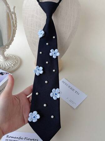 一条黑色涤纶短款围巾，饰有清新蓝色雏菊刺绣和珍珠，与女团同款，Y2K风格颈链，适合演唱会、派对和街头风穿搭，也可作为圣诞装饰。