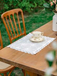1pc White 3D Embroidery Placemat, Non-Slip, Dustproof, Suitable For Dining Table, Coffee Table And Other Desktops, Fashionable Decoration