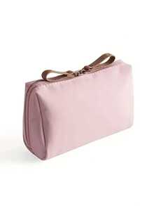 1个口红彩妆收纳包，简约拉链手提包，适合旅行户外收纳。小巧便捷，日常出门必备。