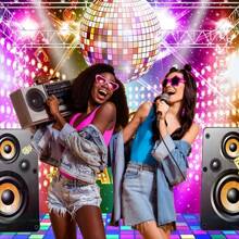 1 pièce, Fond de scène Retro Disco, Scène néon Retro, équipé de boules à facettes, équipement DJ et carrelage damier coloré, parfait pour une photographie et une décoration de fête sur le thème des années 70, 80 et 90, Fournitures pour fête disco