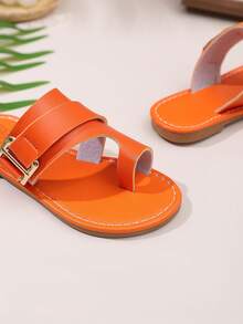 1 Pair Plus Size Toddler Girls' Fashion Metallic Buckle Decor Flat Sandals, Solid Color PU Splicing Material, Comfortable Non-Slip Beach Shoes, Suitable For 3-15 Years Old Boys & Girls, Casual, Party, Travel, Spring/Summer 2025