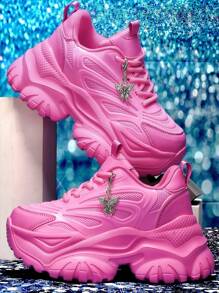 Tênis com Plataforma Espessura de 7cm, Decoração de Borboleta de Metal Prateado em Bege, Sapatos Esportivos na Moda, Presente Versátil para Estilo Punk, Plus Size, Confortável e Quente para Outono/Inverno, Adequado para Adolescentes, Estudantes Universitárias, Uso Externo, Todas as Estações, Sandálias Casuais de Malha Respirável e Secagem Rápida, Adequadas para Uso Diário, Encontros, Academia, Trabalho, com Salto Cunha para Aumento de Altura