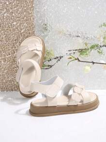 1 par de sandalias planas con correa cruzada y decoración de corazón, de punta abierta, antideslizantes y cómodas, aptas para niñas de 3 a 15 años, para uso casual de playa y vacaciones de verano