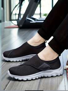 Zapatos para pies hinchados por diabetes para hombres y mujeres, con correa ajustable que se adapta a pies hinchados, zapatos para recuperación post-operatoria, suela suave y ligera, diseño extra ancho, adecuado para personas de mediana edad y mayores - Negro - Ver 1