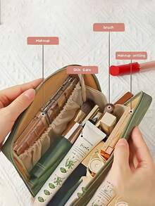 1个口红彩妆收纳包，简约拉链手提包，适合旅行户外收纳。小巧便捷，日常出门必备。