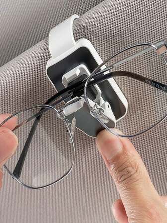 1 Clip para gafas de coche, Clip para visera y entradas, Artículo de almacenamiento multifuncional para el coche, Gafas de sol dentro del coche, Clip para tarjetas de gafas de sol, Organizador de visera para vehículos compactos a grandes, Diseño de montaje universal y fácil, Sujeción antideslizante segura para gafas de lectura y gafas de sol de gran tamaño, Accesorio conveniente para el parabrisas delantero y la visera, Artículo esencial para viajes, conducción diaria, regalo para conductores, vuelta al colegio, Halloween, Acción de Gracias, Navidad, preparación para viajes, actualización práctica y minimalista del interior, compatible con el espejo retrovisor, solución de almacenamiento de fácil acceso, apariencia ordenada y despejada del salpicadero, perfil ligero y de bajo perfil, instalación conveniente sin manillar