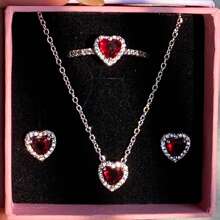 3 pièces Ensemble de bijoux multicolore en forme de cœur le plus récent, composé d'une paire de boucles d'oreilles en argent, d'une bague en argent et d'un collier en argent, fabriqués avec des matériaux hypoallergéniques ornés de strass taille brillante et d'éléments en forme de cœur rouge passionné. Avec des accents de strass en forme de cœur simple mais élégant. Parfait pour les anniversaires, les cadeaux, les fêtes et le port quotidien - un joyau d'amour idéal et limité